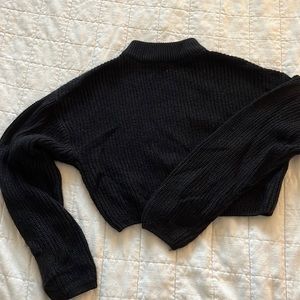 H&M CROPPED BLACK SWEATHER